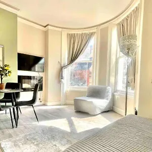 https://central-apartment-2-minutes-from-sea-front.brighton-hotels-england.com